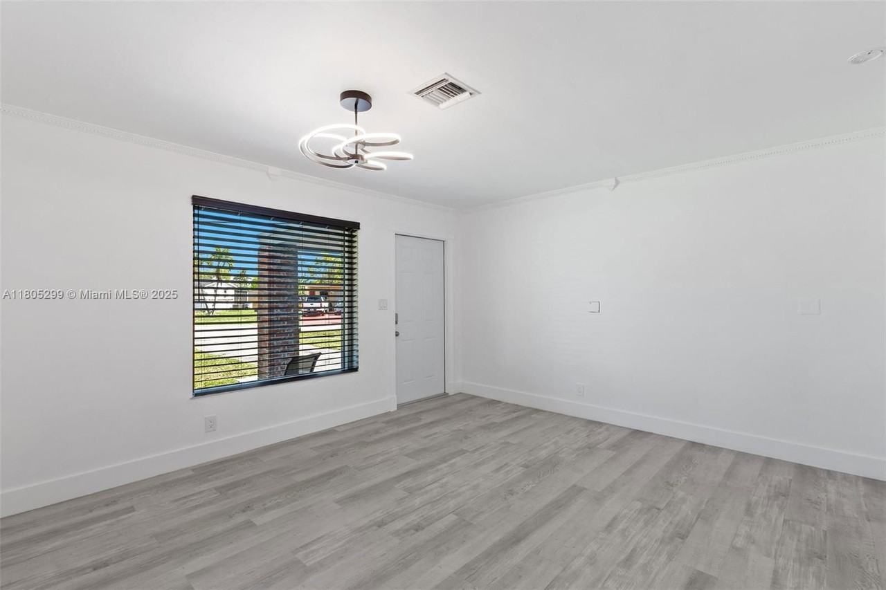 1708 Nw 58th Ave - Photo 3 of 8