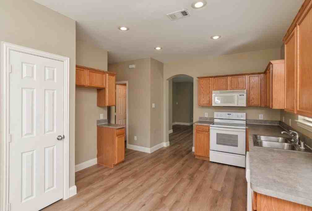 9810 Walnut Hill Dr - Photo 4 of 20