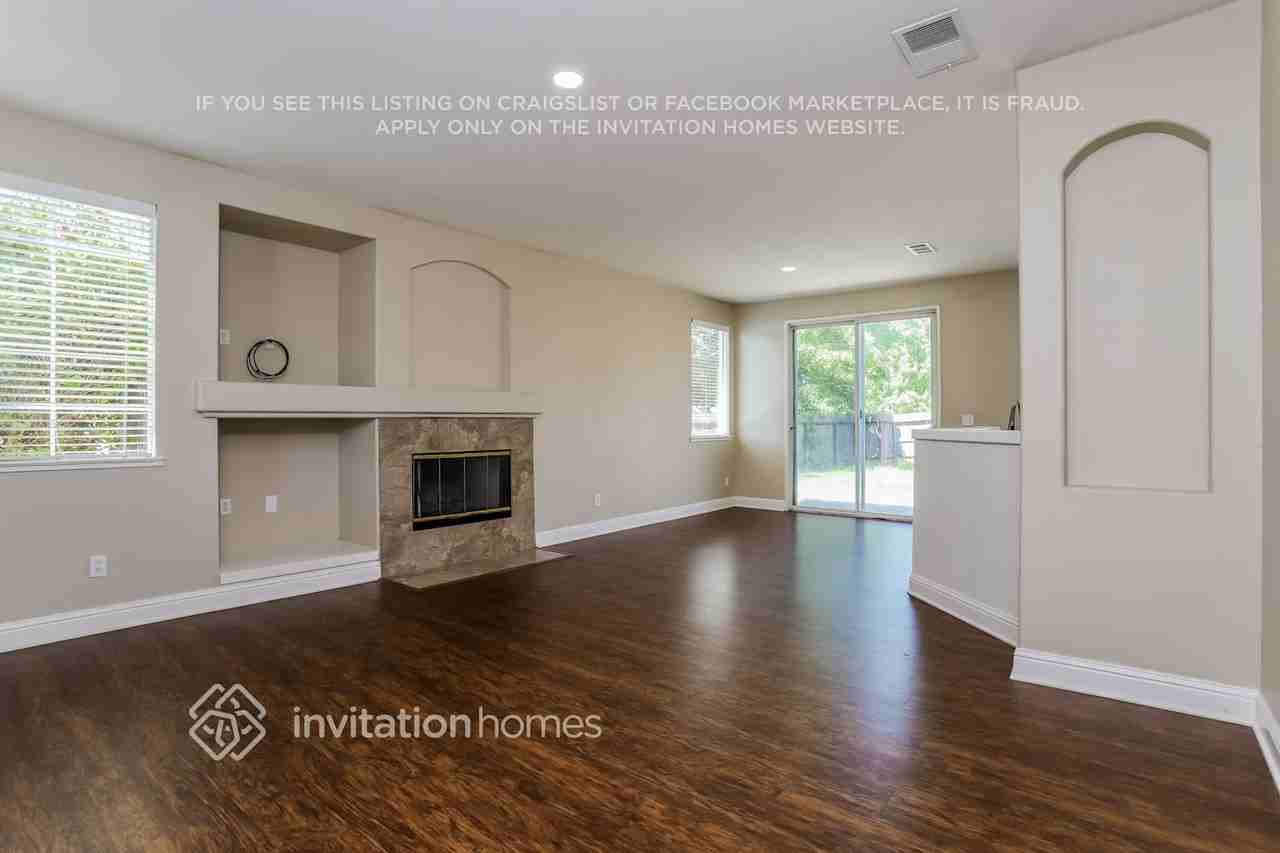 9396 Lakepoint Dr - Photo 5 of 15