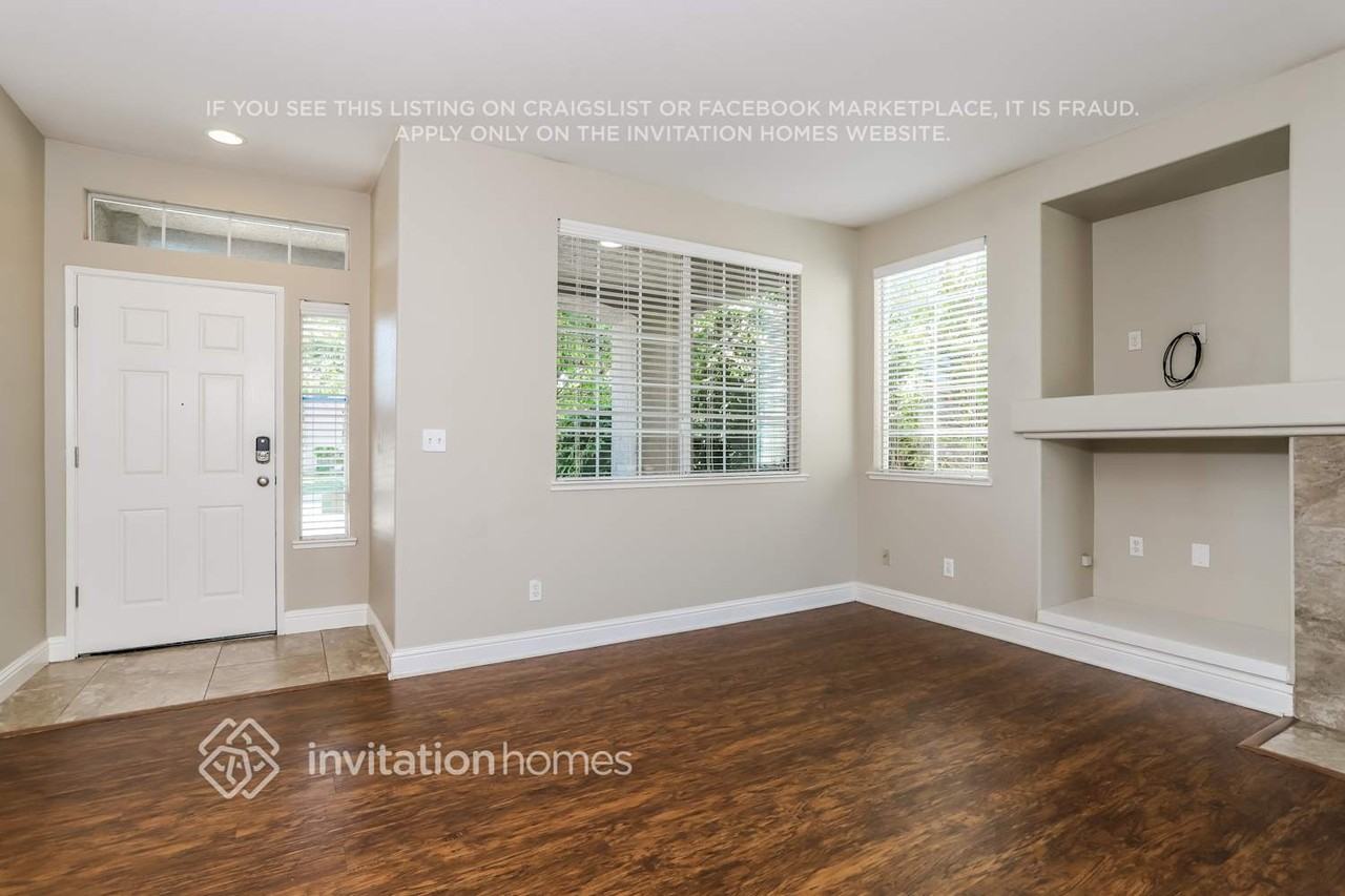 9396 Lakepoint Dr - Photo 4 of 15