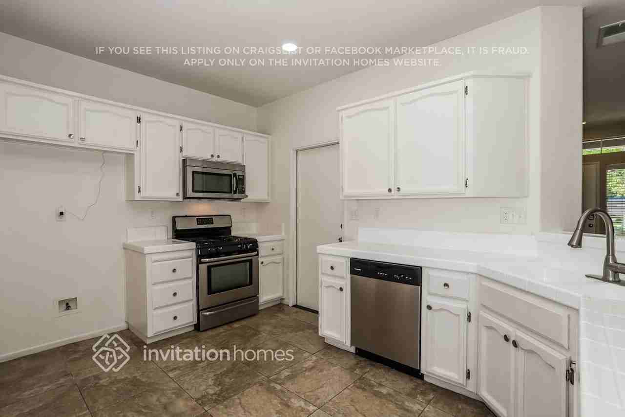 9396 Lakepoint Dr - Photo 6 of 15