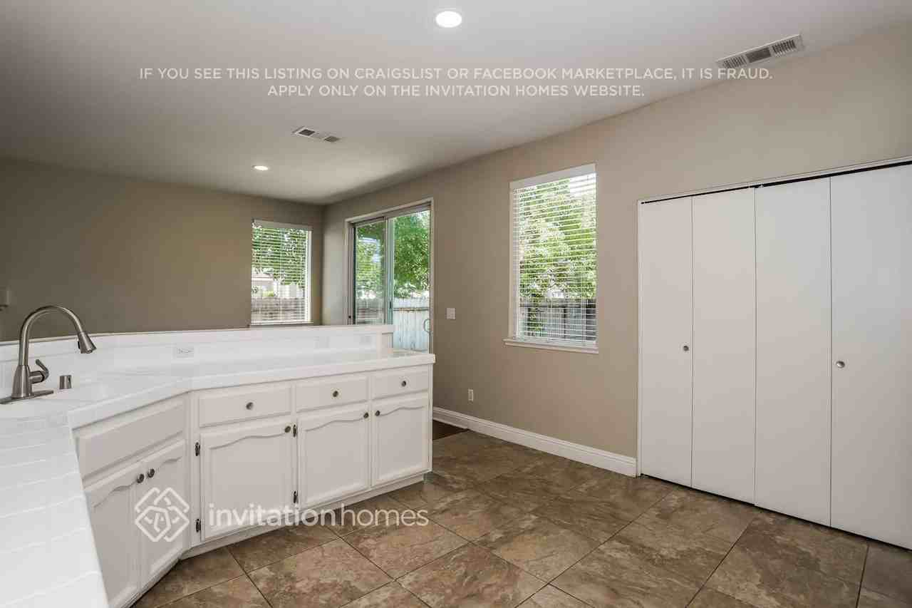 9396 Lakepoint Dr - Photo 7 of 15