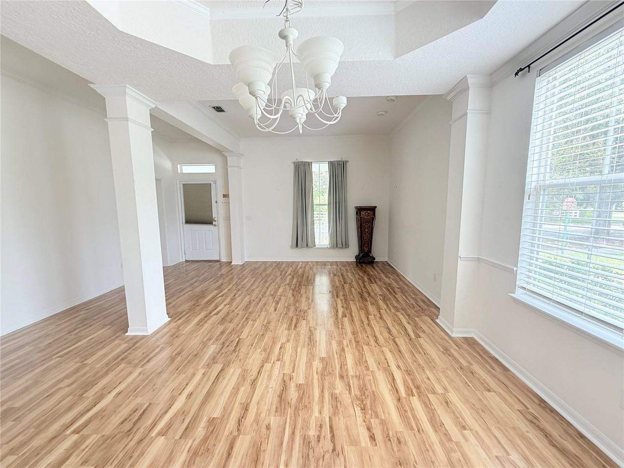 902 Waterside Dr - Photo 2 of 33