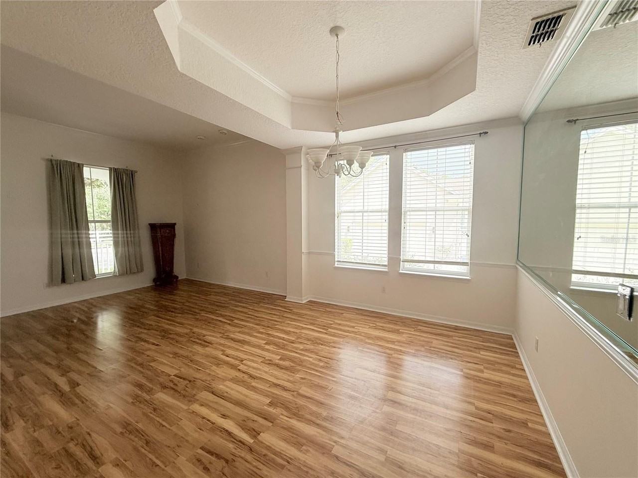 902 Waterside Dr - Photo 5 of 33