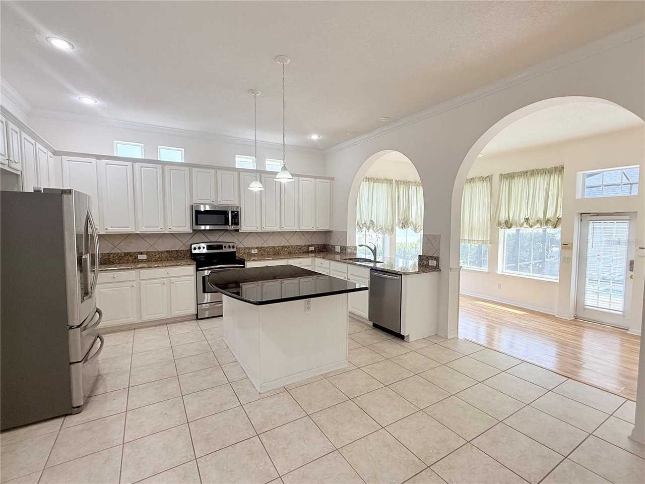 902 Waterside Dr - Photo 6 of 33