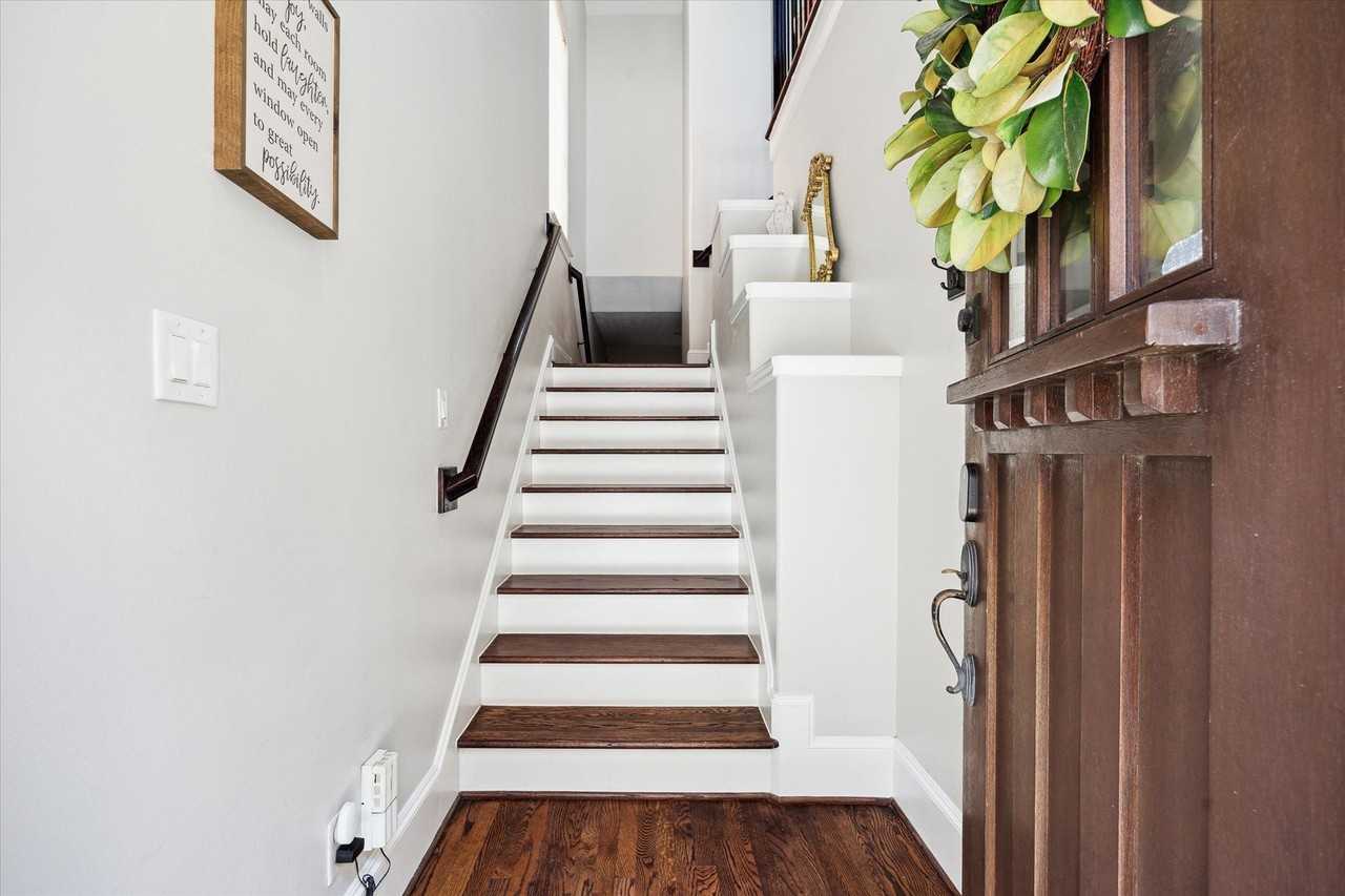 1042 W 23rd St - Photo 3 of 24