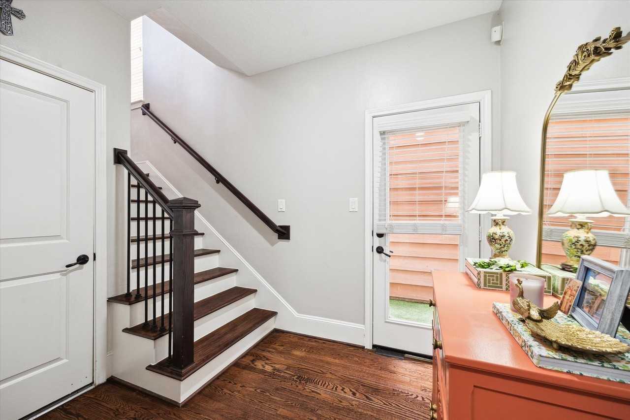 1042 W 23rd St - Photo 4 of 24