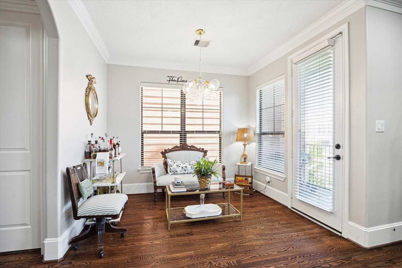 1042 W 23rd St - Photo 5 of 24