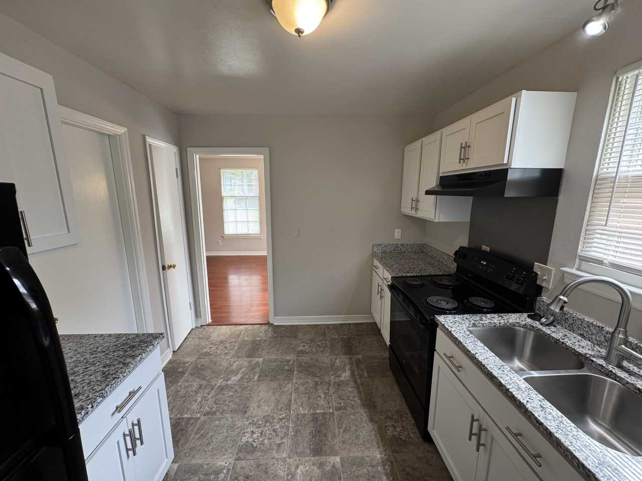 2116 Finchley Dr - Photo 2 of 10