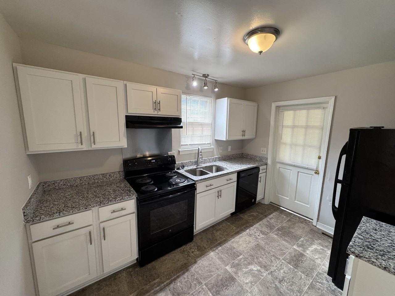 2116 Finchley Dr - Photo 6 of 10