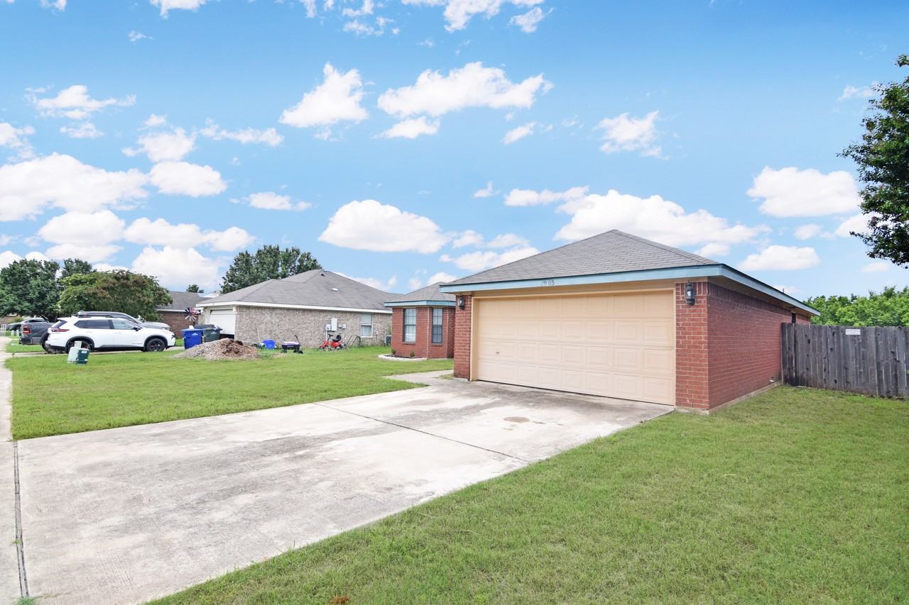 2905 Lindsey Drive - Photo 2 of 20