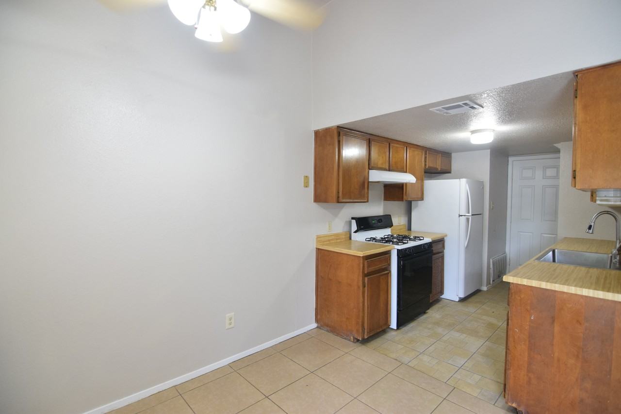2403 Skylark Cir - Photo 3 of 15