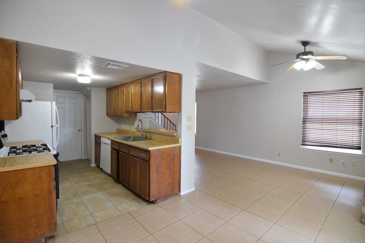 2403 Skylark Cir - Photo 4 of 15