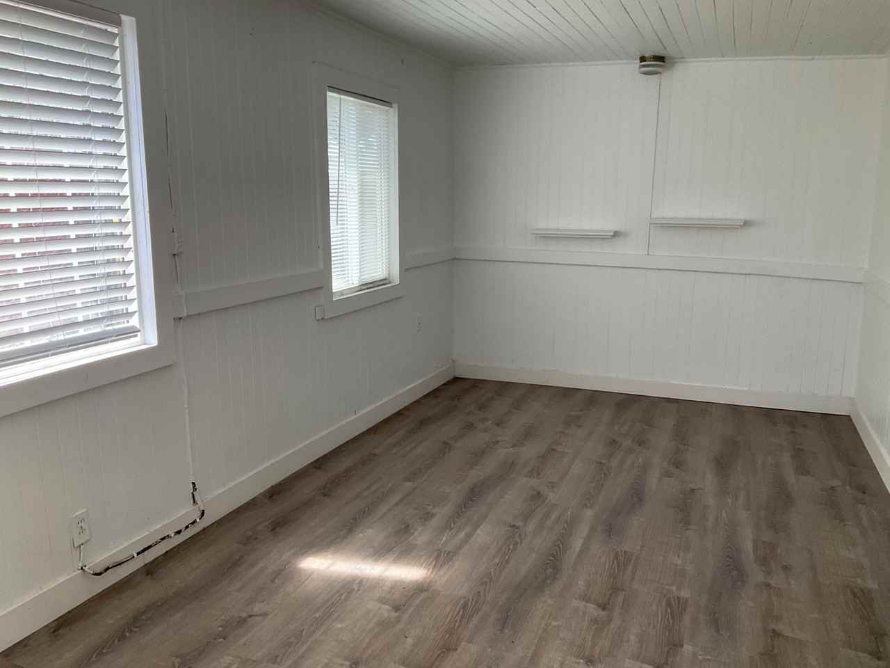 921 Windeler Ave - Photo 2 of 4