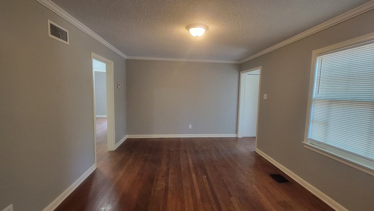 1252 Robin Hood Ln - Photo 2 of 16