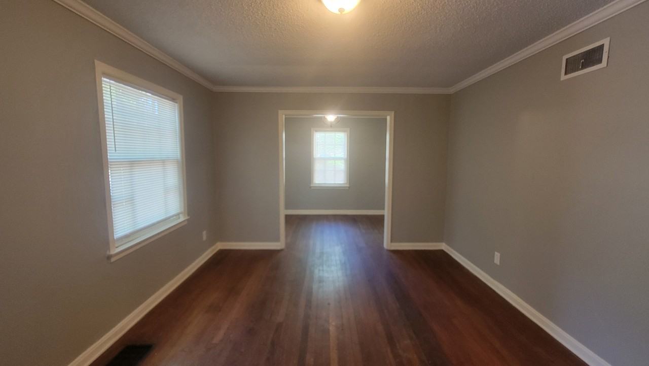 1252 Robin Hood Ln - Photo 3 of 16