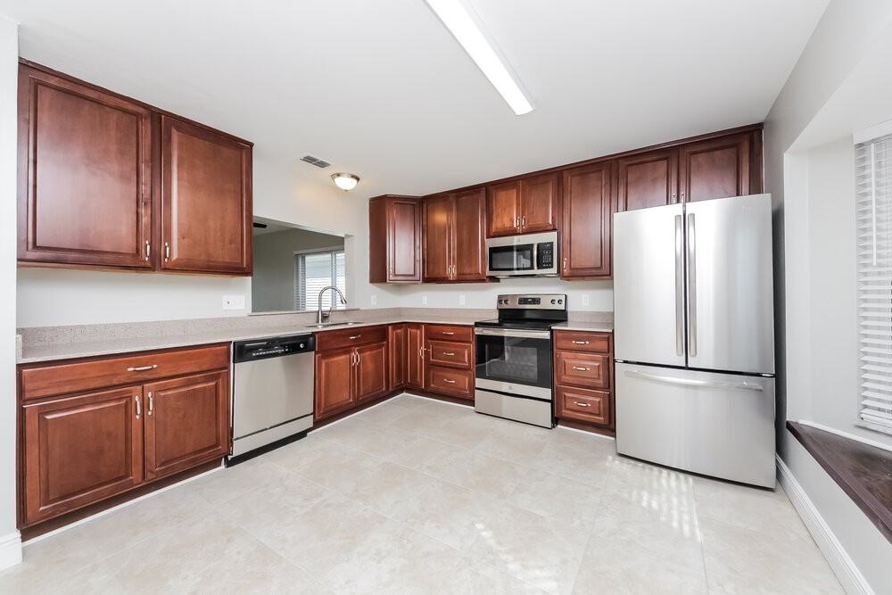 9522 Chandon Dr - Photo 5 of 15