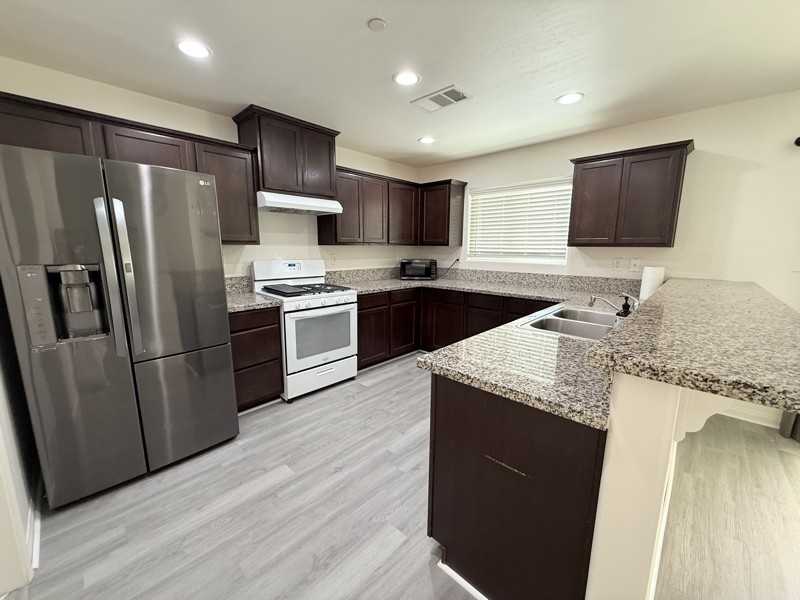 231 Hill Ave - Photo 2 of 15