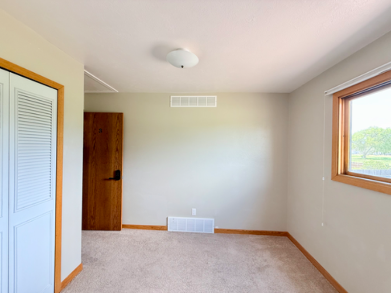 301 W Mangrum Dr - Photo 2 of 20