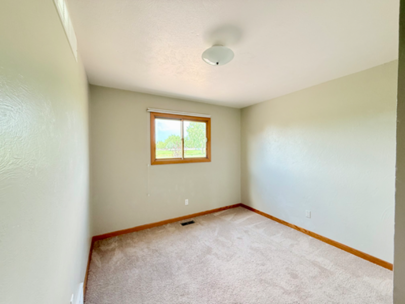 301 W Mangrum Dr - Photo 5 of 20