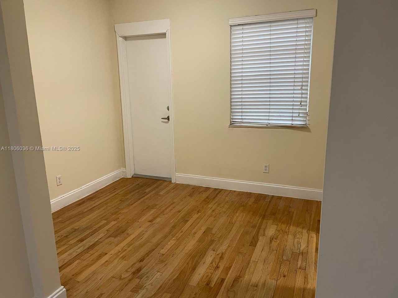 815 W 40th St #4 - Photo 2 of 9