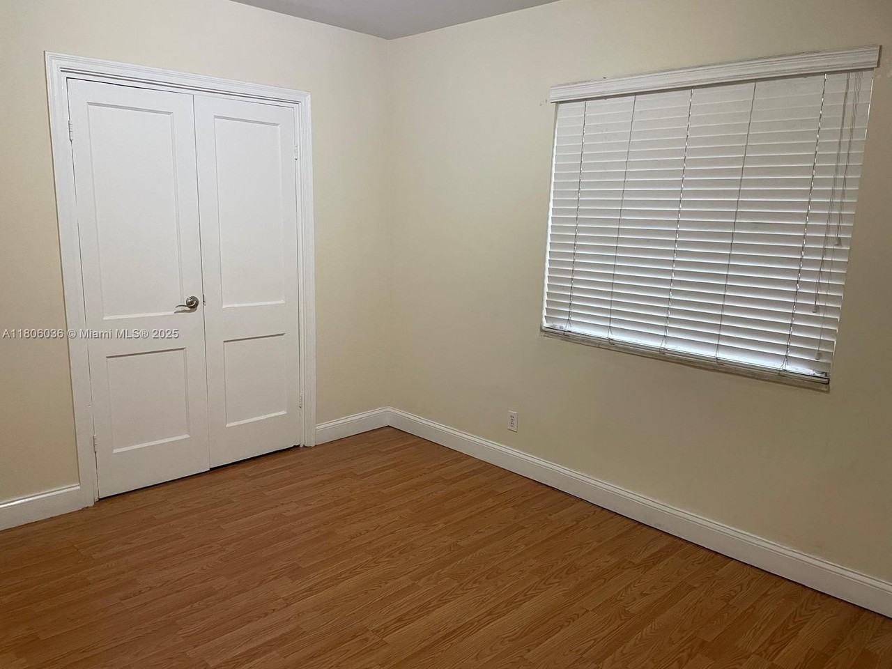 815 W 40th St #4 - Photo 4 of 9