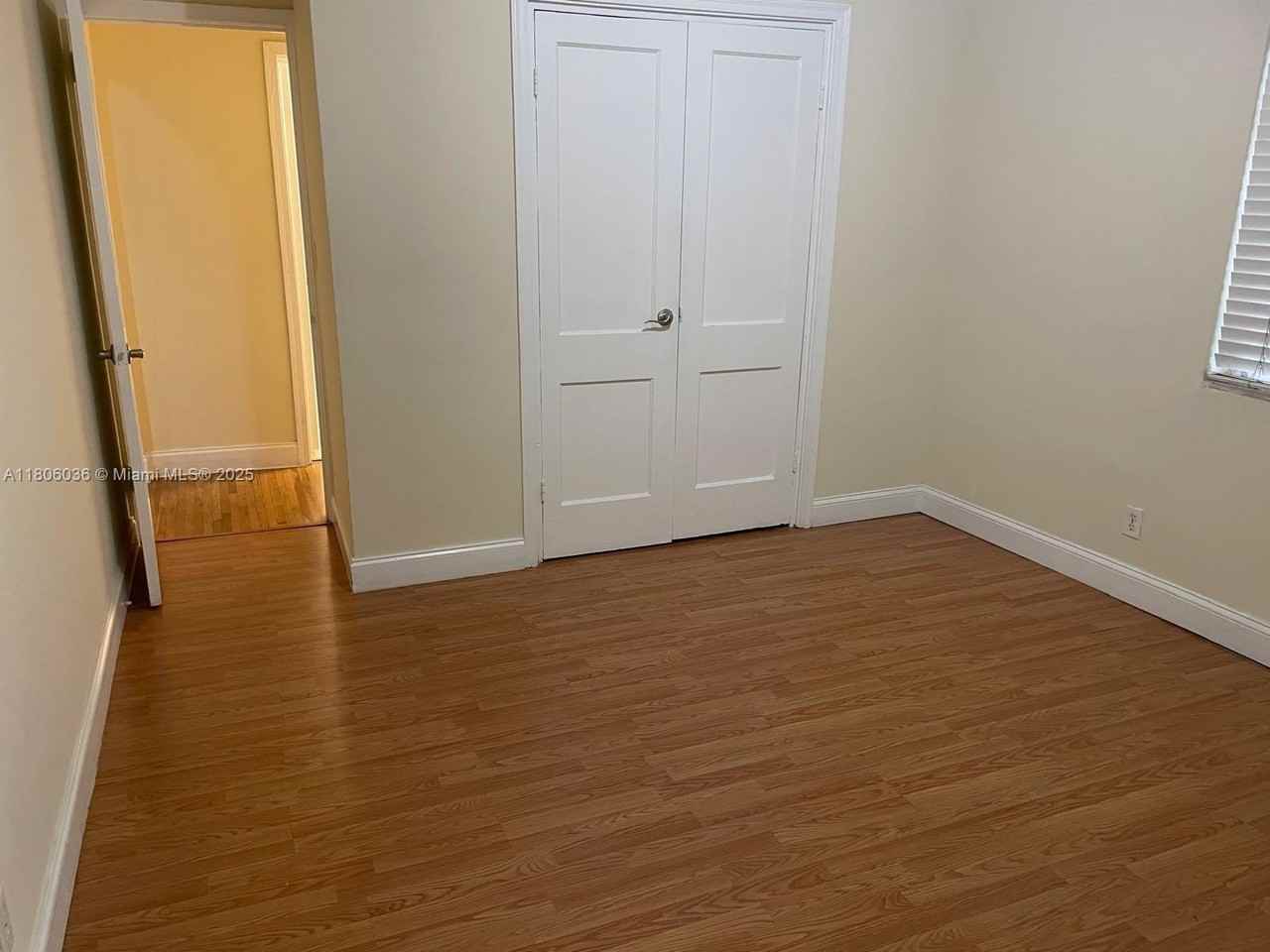 815 W 40th St #4 - Photo 5 of 9