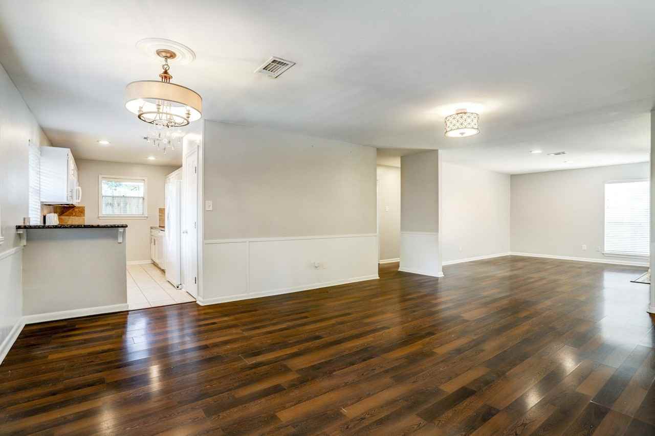 5710 De Lange Ln - Photo 3 of 10