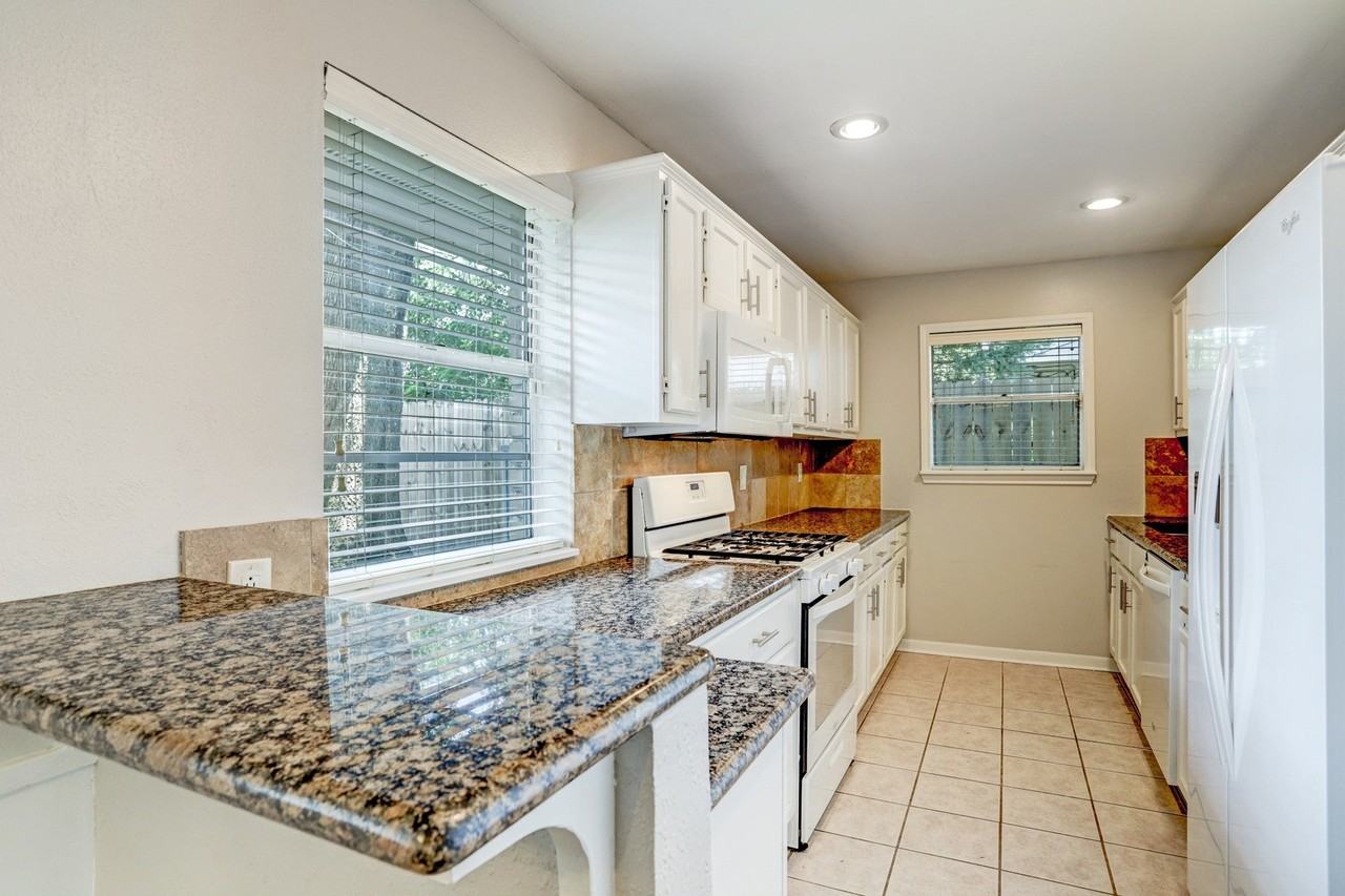 5710 De Lange Ln - Photo 4 of 10