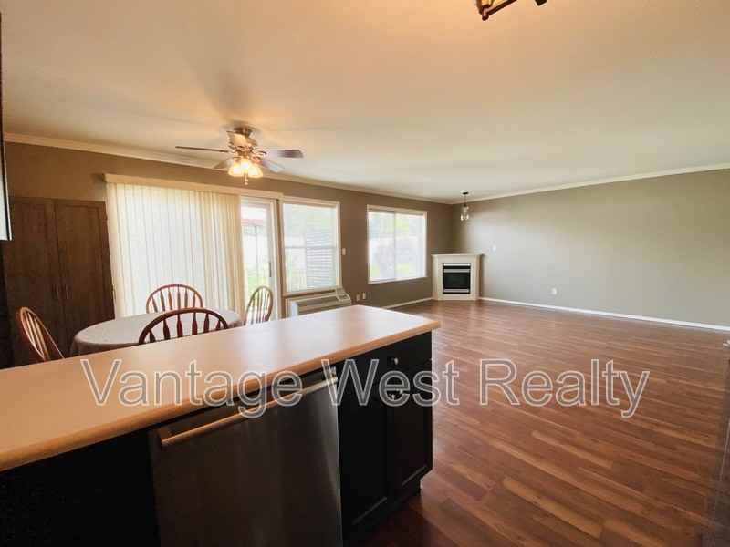 1800 20 St - Photo 3 of 19