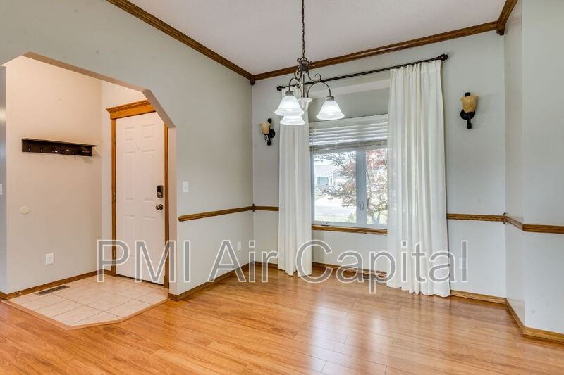 2431 Eastridge St - Photo 3 of 19