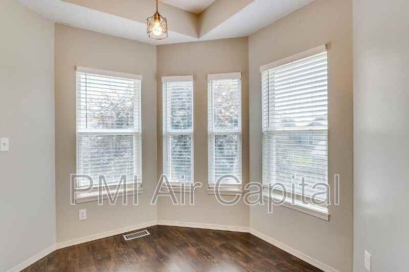 2431 Eastridge St - Photo 4 of 19