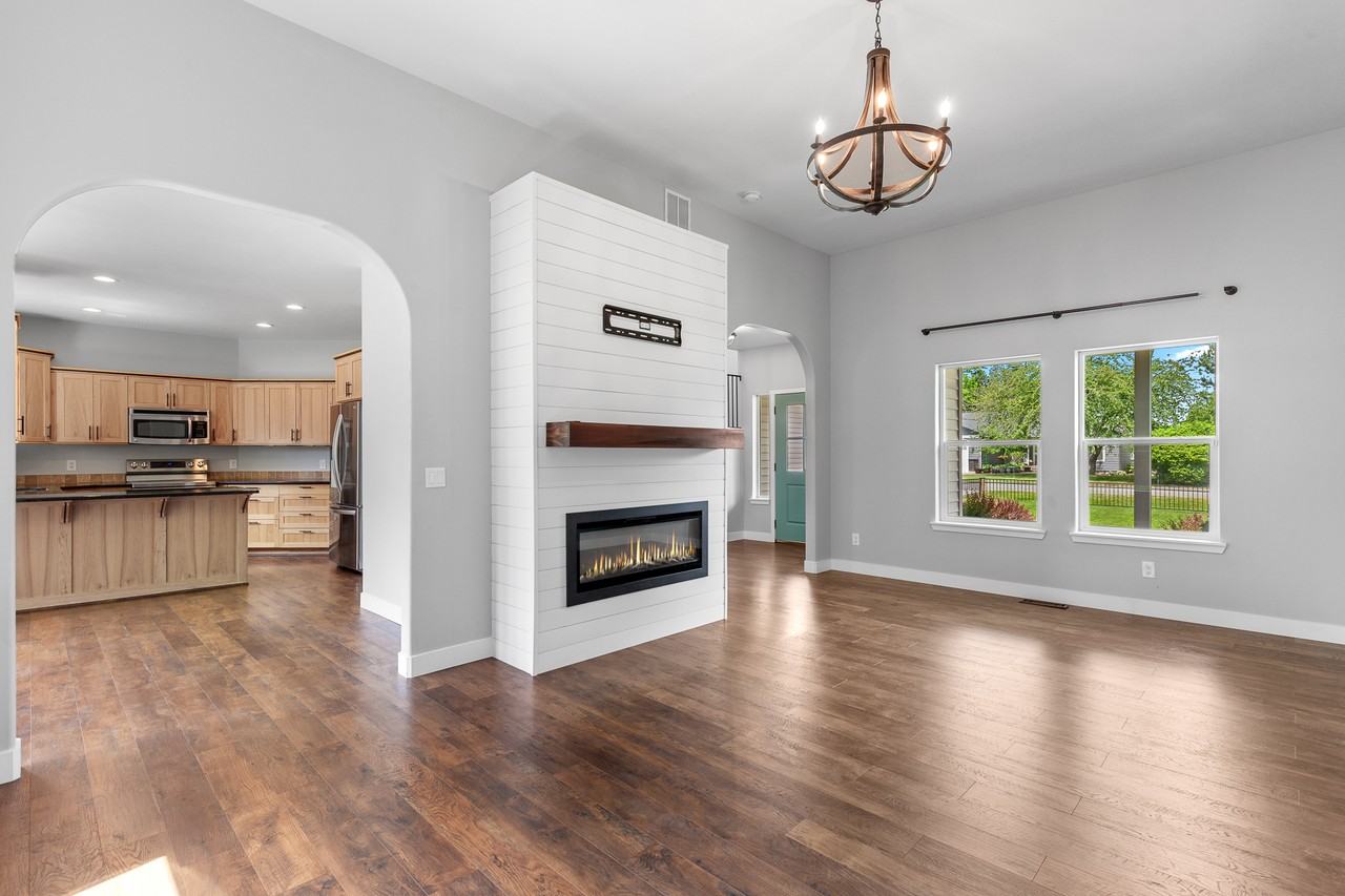 460 E Cloverleaf Dr - Photo 4 of 26