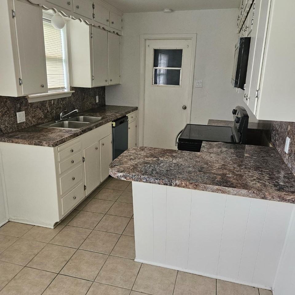 4006 Hooper Drive - Photo 2 of 9