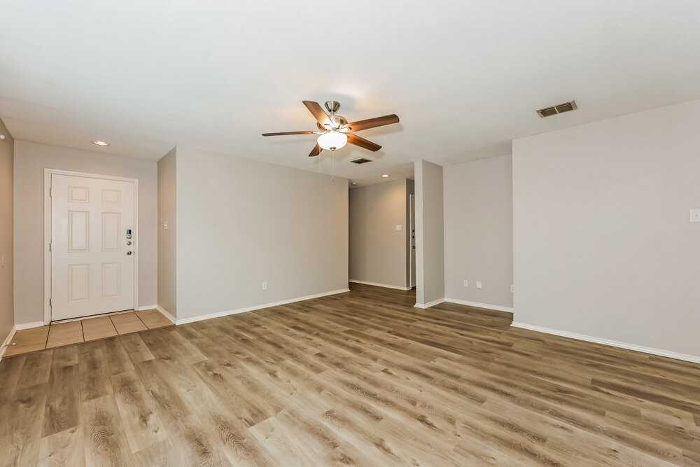 1104 Cottonwood Dr - Photo 4 of 16