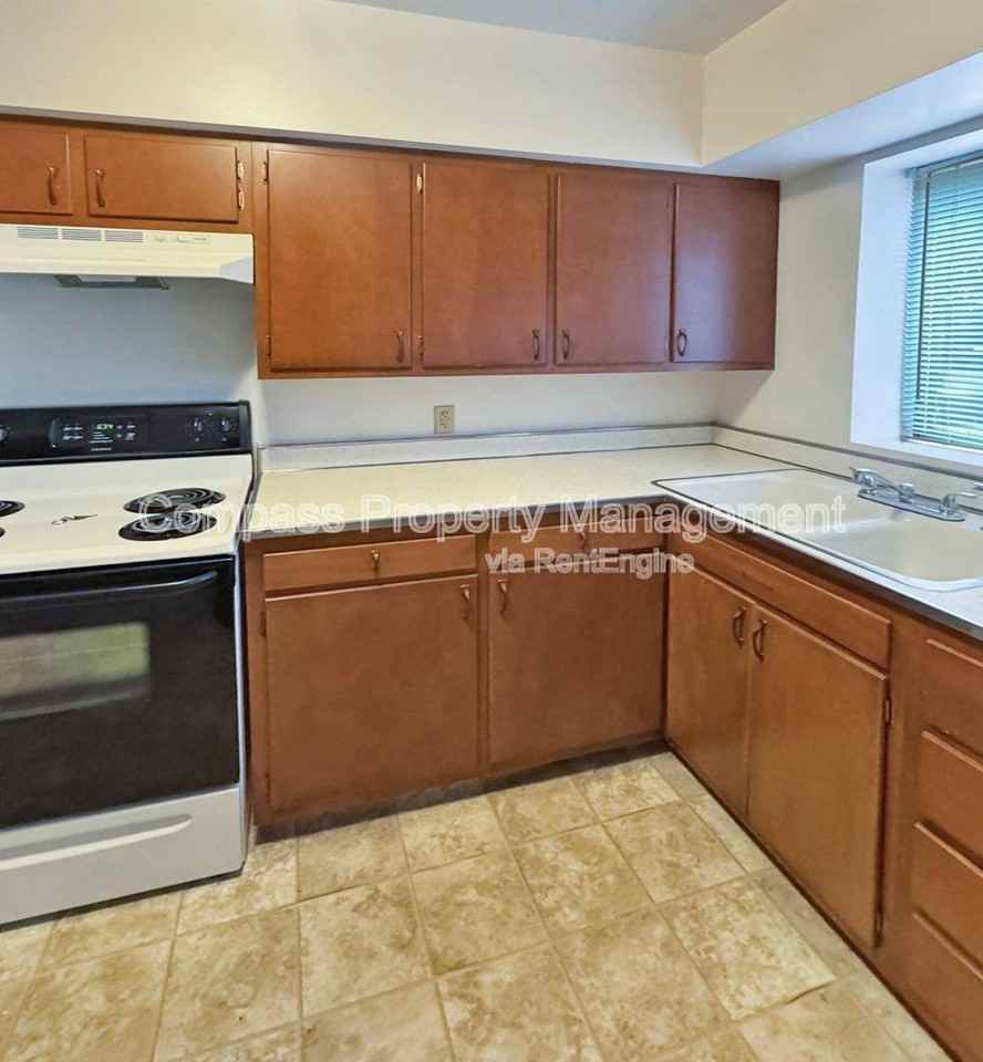 2839 S Burdick St - Photo 2 of 9