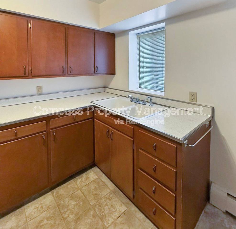 2839 S Burdick St - Photo 3 of 9