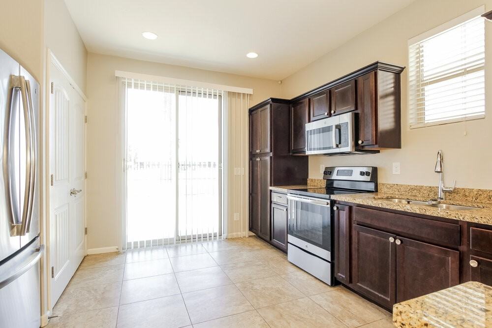 10320 W Devonshire Ave - Photo 6 of 17
