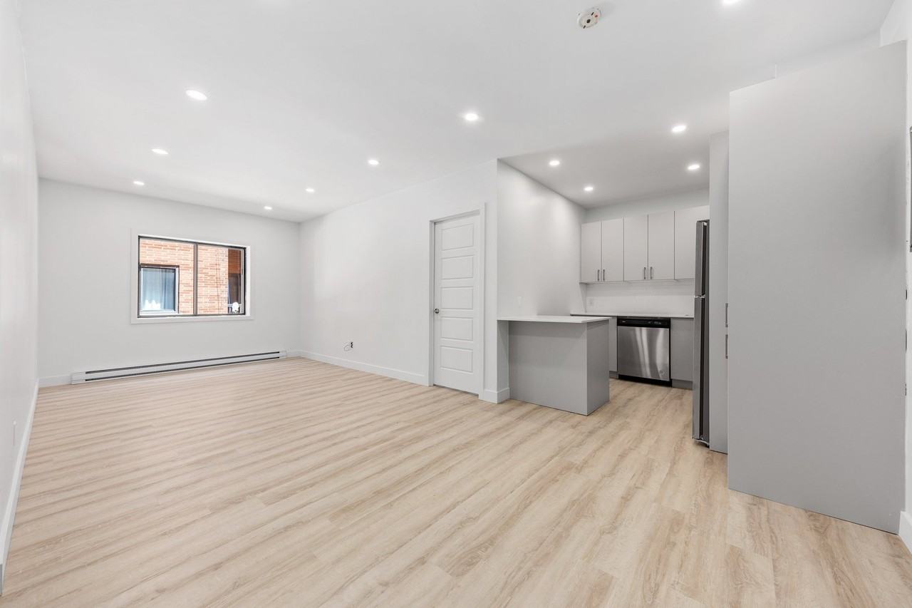 6282 Rue Jean-Talon E - Photo 2 of 20