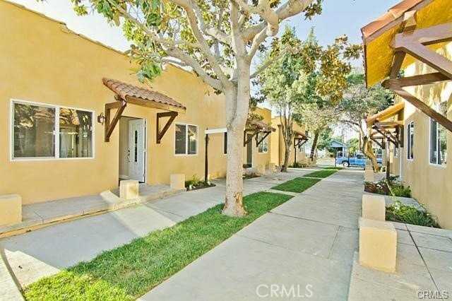 626 W 59th Pl - Photo 2 of 10