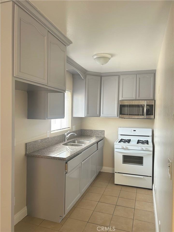 626 W 59th Pl - Photo 5 of 10