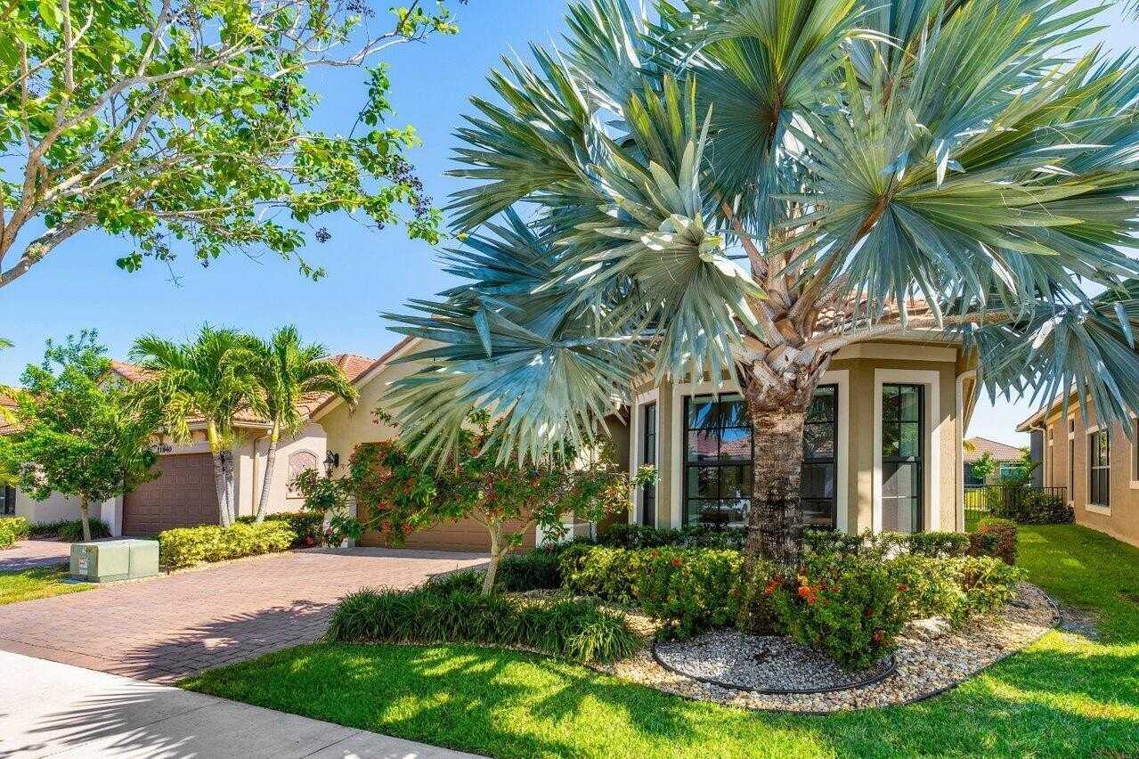 11856 Leon Cir N - Photo 3 of 44