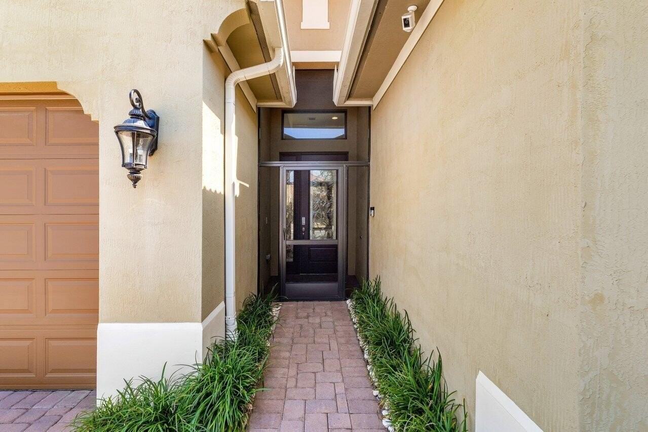 11856 Leon Cir N - Photo 4 of 44