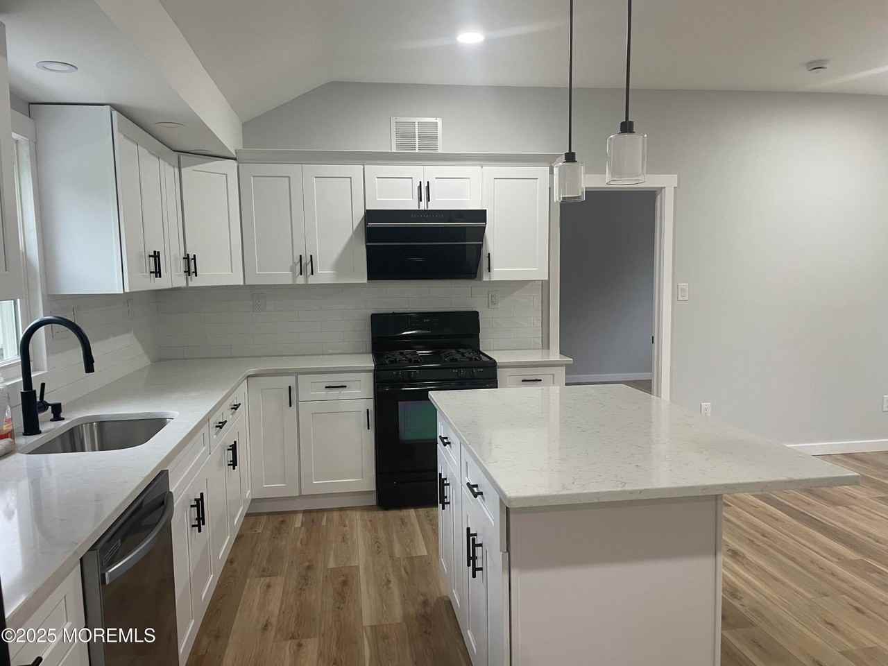 801 Clairmore Ave - Photo 6 of 15