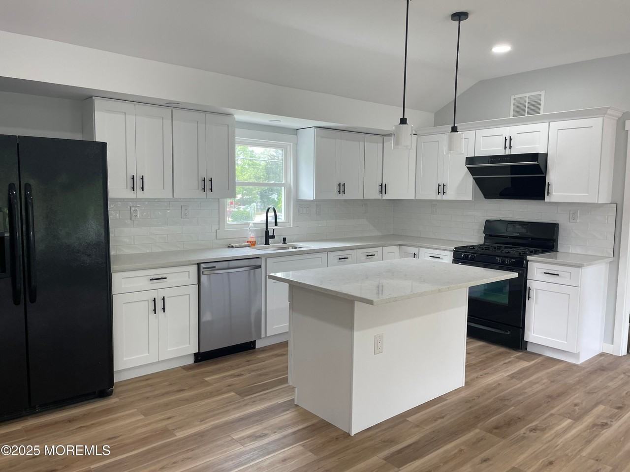 801 Clairmore Ave - Photo 7 of 15