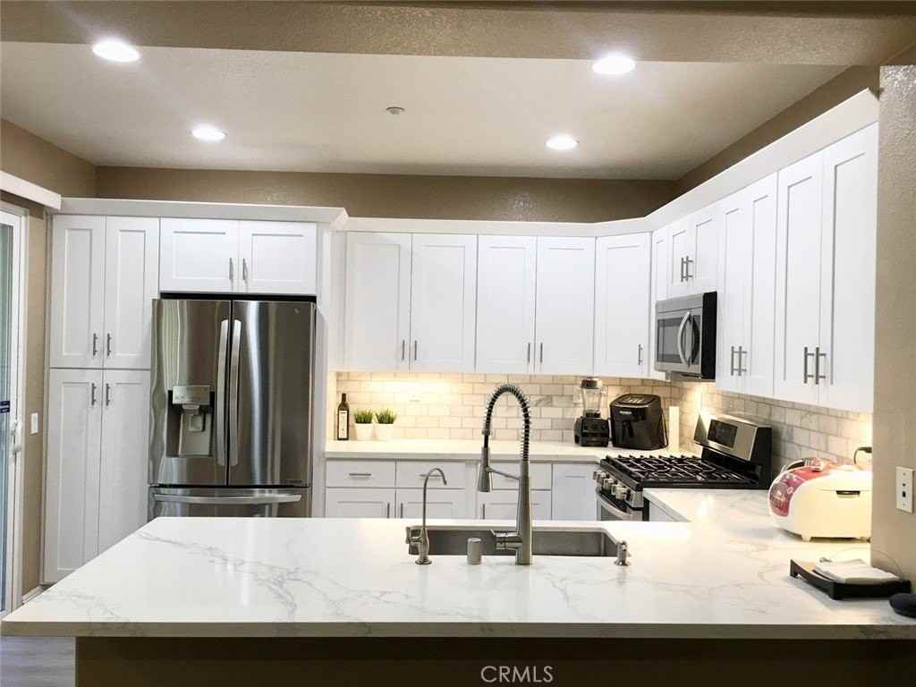 2264 Andrews Dr - Photo 4 of 6