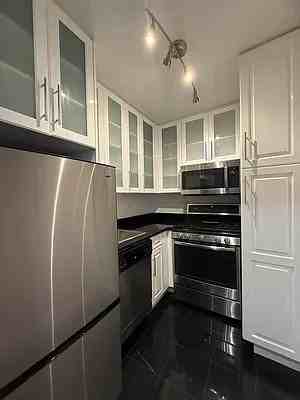 8th Ave #2S - Photo 3 of 7