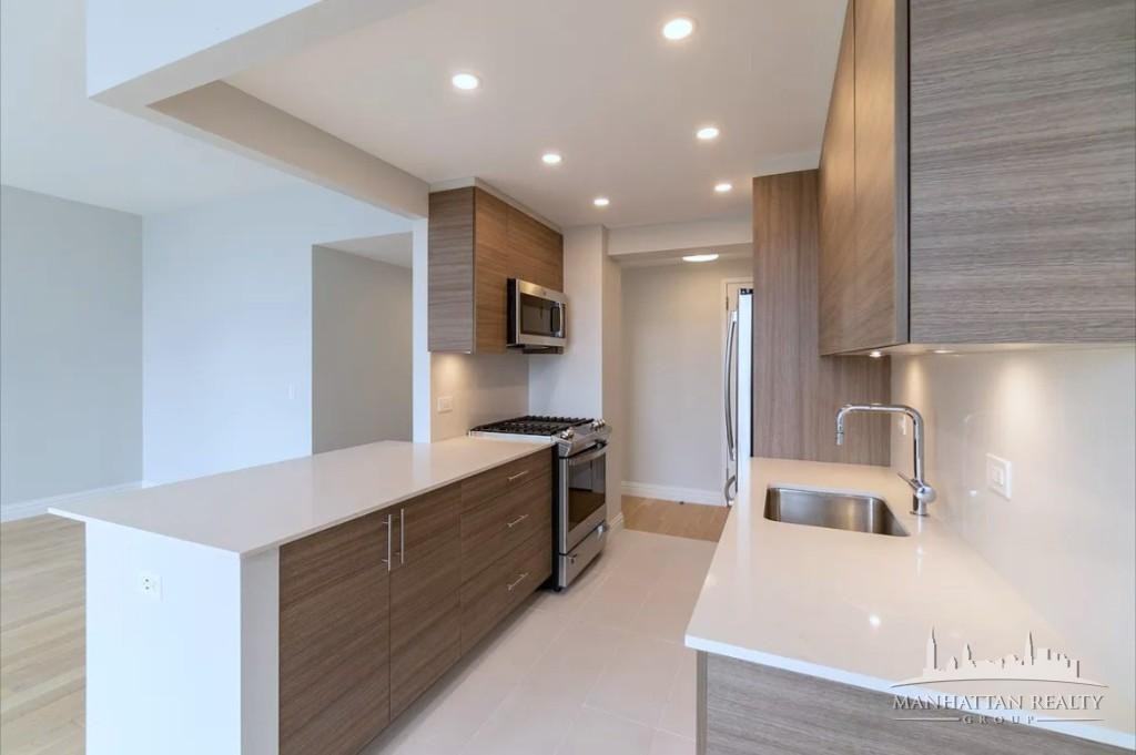 W 48th St #PHB - Photo 2 of 13