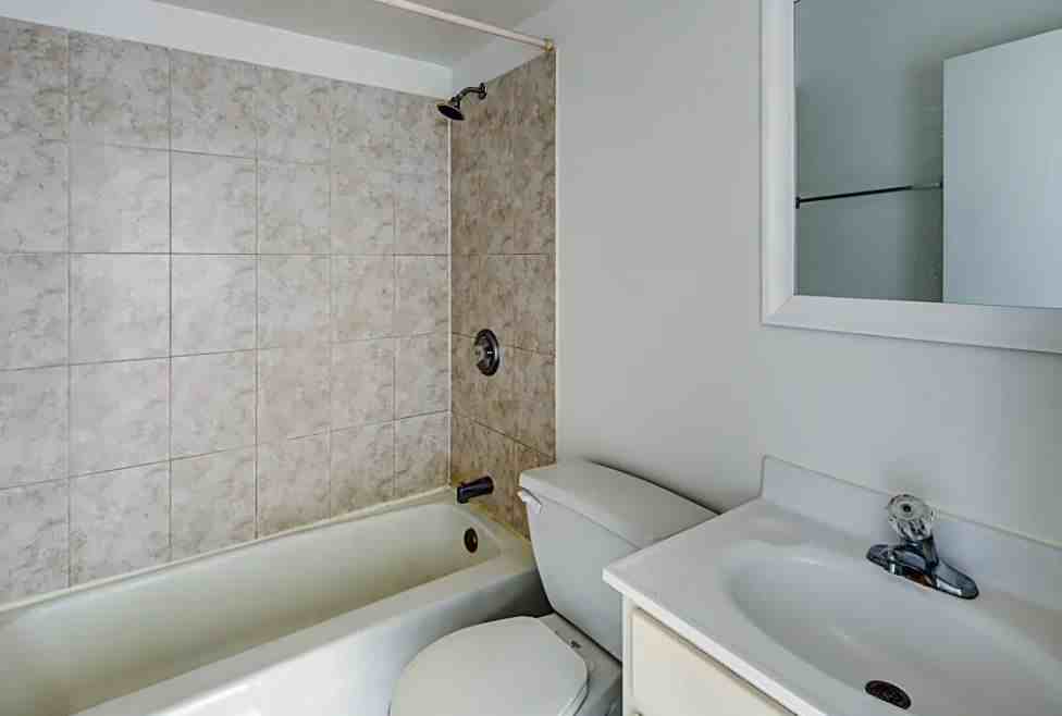 W Pratt Blvd & N Sheridan Rd - Photo 5 of 7