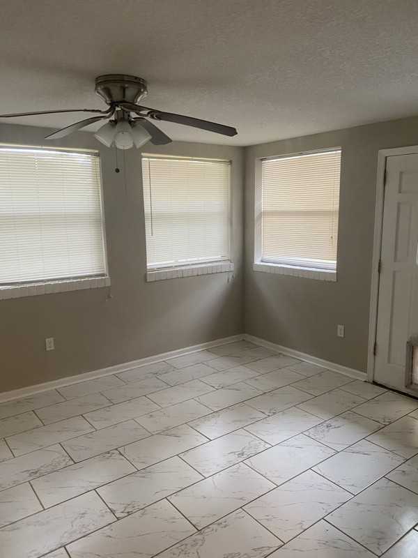 5704 94th St - Photo 3 of 13